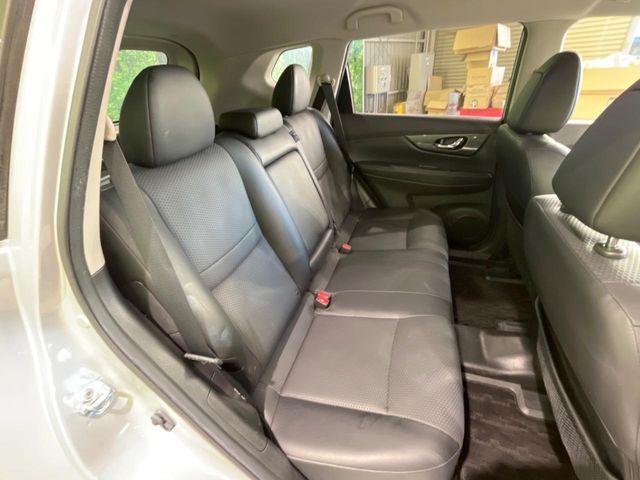 後部座席も気になるようなキズ・汚れやへたり等、大きなダメージはなく、良好な状態です。
