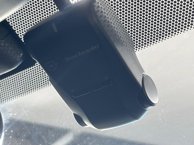 【ドライブレコーダー】安心・安全なカーライフに必須のドライブレコーダーを装備！走行中はもちろん、あおり運転や事故に遭遇した際の状況も映像で記録し、万一のリスクに備えます。