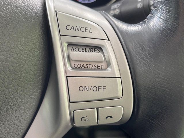 【クルーズコントロール】高速道路もラクラク走行。アクセルを離しても一定速度で走行ができ、長距離運転時の負担を軽減！加速・減速も簡単なスイッチ操作で調整できます。