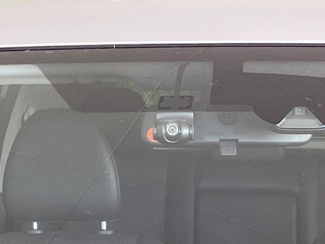 【エマージェンシーブレーキ】走行中に前方の車両等を認識し、衝突しそうな時は警報とブレーキで衝突回避と被害軽減をアシスト。より安全にドライブをお楽しみいただけます。