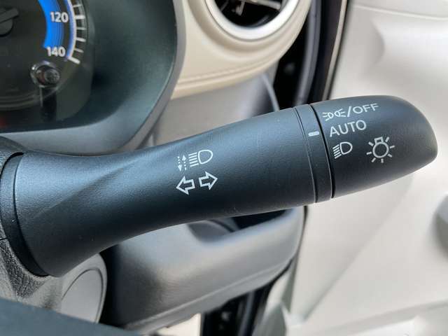 オートライトとは、自動車に装着された自動点灯式ライトのことです。周囲が暗くなるとライトが自動で点灯し、明るくなると自動で消灯する機能を持っています。