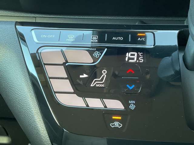 オートエアコン！おおきなアイコンでタッチしやすいパネルです。空調管理はクルマ任せで、運転を楽しみましょ♪