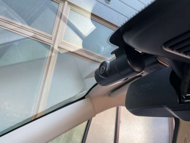 ドライブレコーダーは、車の運転中に前方の映像を記録する装置です。万が一の事故の際に、状況を記録して証拠として利用することができます。