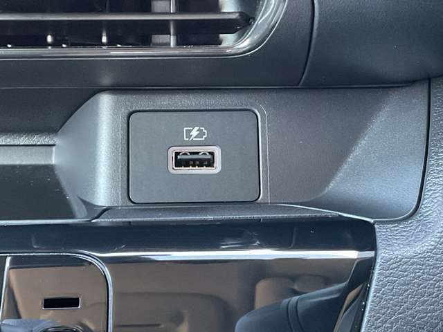 USBポートが使いやすい位置に装備されてます！うれしいオプション部品です！