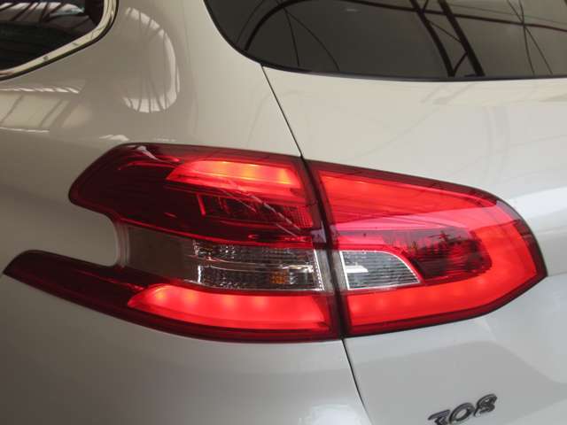 Aftermarketアルミホイールやローダウンサス・Dampers・革調シートカバー・LEDヘッドライト・エアロパーツ・ナビ・バックカメラ・ETCなどAftermarketパーツも販売・取り付け可能です。是非ご相談ください！