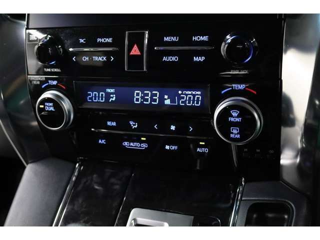 運転席と助手席、それぞれ温度調節ができ、オールシーズン快適なオートエアコンとなっております！