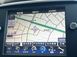 ●純正ナビ:一体感のあるナビは、高級感ある車内を演出してくれます。