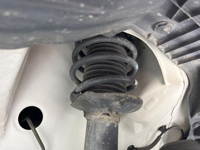 お車を安心してお乗りいただく為には、足回りの定期点検が欠かせません。サービスサポート（有償保証）では無料点検もご提供しており、安心のカーライフをお過ごしいただけるサポート体制が整っています。