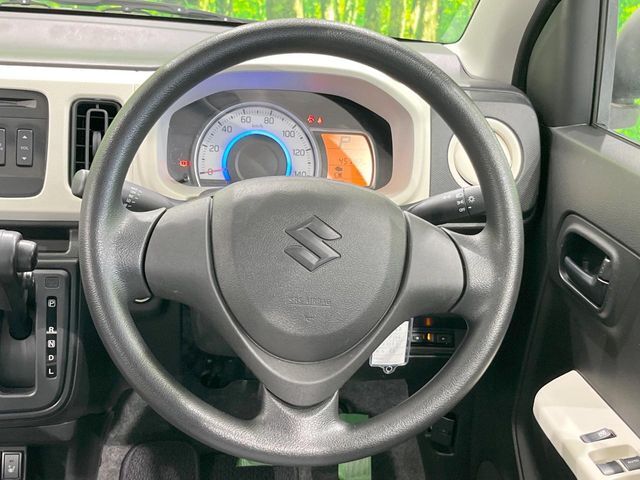 インテリアに合わせたデザインのステアリングは、運転される方のことも考え、運転しやすい形状、大きさです。是非一度、実際に触ってお確かめください。