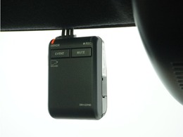 ◆ドライブレコーダー◆映像・音声などを記録する自動車用の装置です。　もしもの事故の際の記録はもちろん、旅行の際の思い出としてドライブの映像を楽しむことができます。
