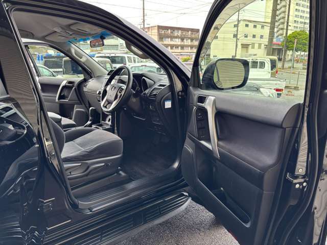 運転席のドアを開けた時の様子です。