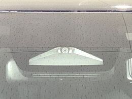 【トヨタセーフティセンス】走行中に前方の車両等を認識し、衝突しそうな時は警報とブレーキで衝突回避と被害軽減をアシスト。より安全にドライブをお楽しみいただけます。
