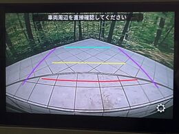 【バックカメラ】駐車時に後方がリアルタイム映像で確認できます。大型商業施設や立体駐車場での駐車時や、夜間のバック時に大活躍！運転スキルに関わらず、今や必須となった装備のひとつです！