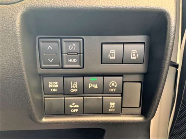 左上がメーターの操作スイッチ、右上が電動スライドドアの開閉スイッチ、下がスズキセーフティサポートのスイッチです！