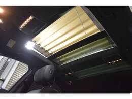 人気の高いオプション装備！！パノラマガラススライディングルーフ！！前席・後席共にガラスルーフとなり、開放的且つ明るい室内空間となります。