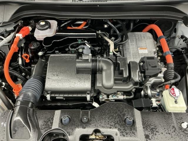 技術が詰まったエンジンルームもご覧の通りピカピカにクリーニング済みです。ハイブリッドなのでお財布にも環境にも優しいです。