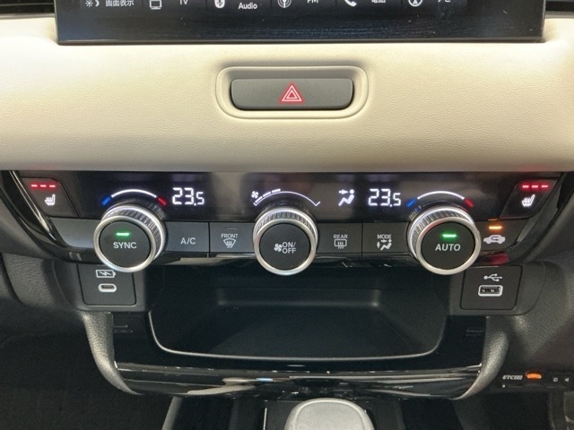 Wエアコン付きです！運転席・助手席それぞれ快適な車内でお過ごしいただけます。寒い時期には嬉しいシートヒーター付きです！