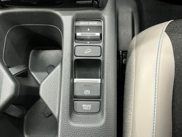 急な下り坂やオフロードの路面を下る時一定の停車速を保ち下り坂での走行を補助してくれるヒルディセントコントロール、わずかな力で簡単に操作出来る電動パーキングブレーキ・オートブレーキホールド付きです！