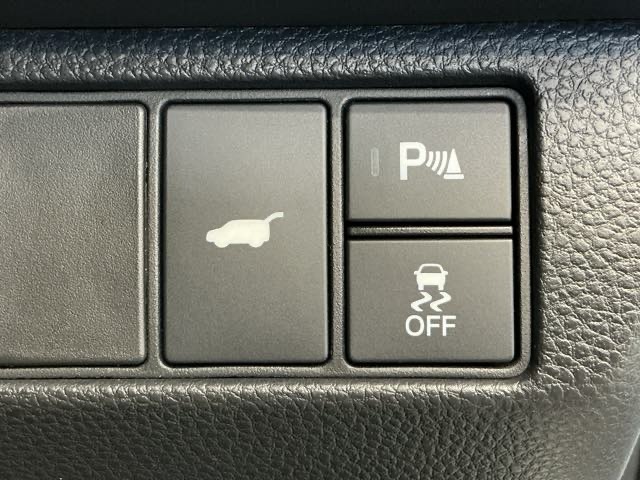 自動でリアゲートを開閉できる電動リアゲート、障害物センサー、車がカーブの外側へ膨らんだり内側へ巻き込んだりする挙動を防止し安定した走行をサポートする横滑り防止装置付きです！