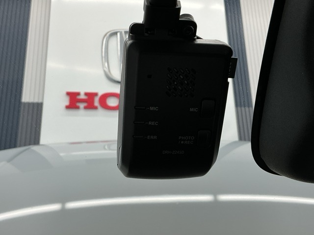 純正ドライブレコーダーが前後に付いております！万が一の時や楽しいドライブシーンの記録・再生が可能です！