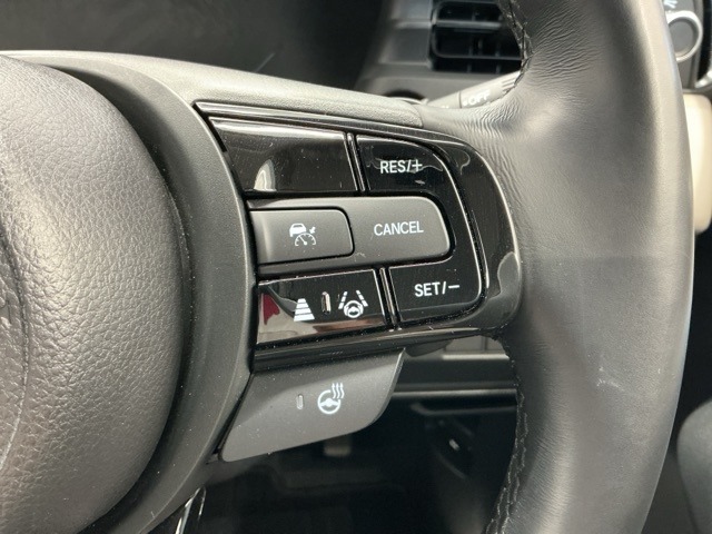 アクセルから足を離しても設定したスピードを保ち走行し、高速道路での疲労軽減に役立つクルーズコントロール、暖房が効くまでの間に手のひらをじんわり暖めてくれるステアリングヒーター付きです！
