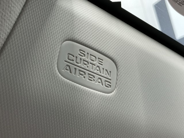 正面だけではなく横や衝撃によるガラス面への衝突を防止してくれるサイドカーテンSRSエアバッグ付きです！