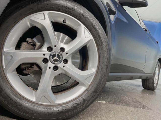 ●純正19インチアルミホイール：輸入車ならではの卓越した走りを支えるホイールと足回りです！日本車の走りに慣れている方にもぜひ体感して頂きたいほど、高いレベルでまとまっています！