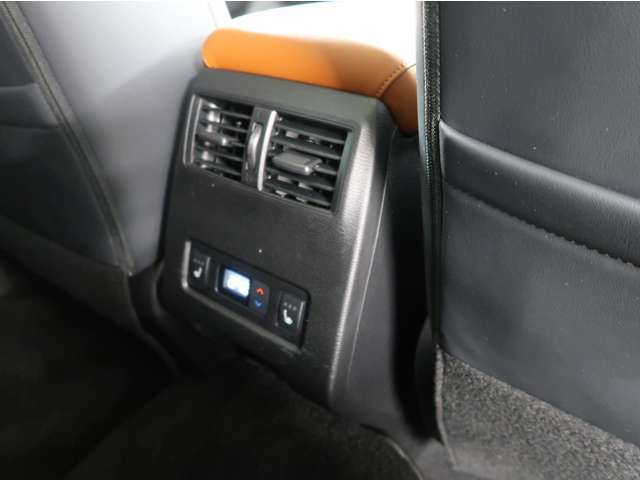 後席用エアコン吹き出し口　後席からも温度調整可能