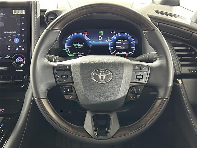 【ハンドル】軽い力で扱いやすいハンドルです。目立つ傷やスレなどなく綺麗な状態です！除菌プランいれていただくとさらに快適に！清潔なお車はお子様にも安心ですね！