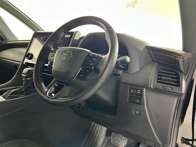 【ハンドル】軽い力で扱いやすいハンドルです。目立つ傷やスレなどなく綺麗な状態です！除菌プランいれていただくとさらに快適に！清潔なお車はお子様にも安心ですね！