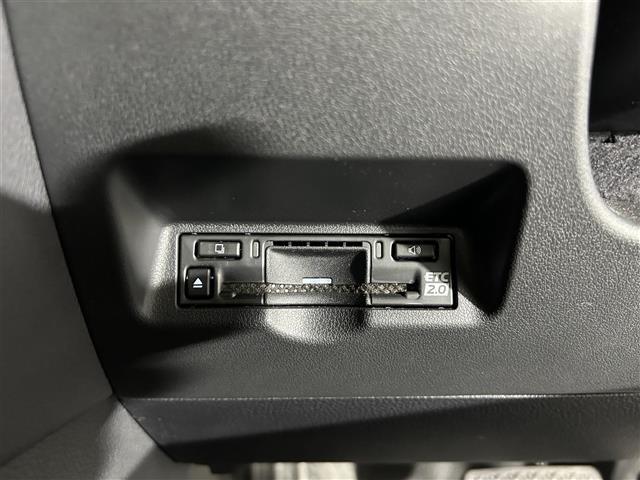 【ETC】有料道路を利用する際に料金所で停止することなく通過できる、ETC車載器（ノンストップ自動料金収受システム機器）が装備されています。セットアップを行うことで利用可能になります。