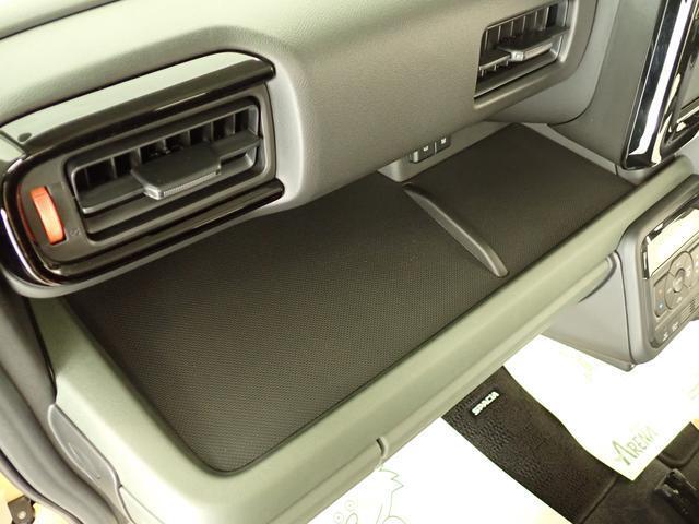 助手席前のオープントレイには、充電中のスマートフォンを置けて便利☆