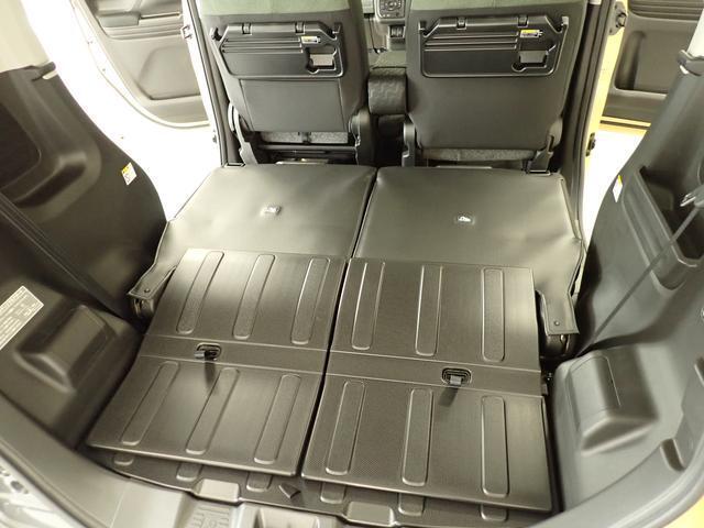 防汚タイプのシート背面と荷室フロアは、泥の付いた荷物や濡れた荷物を積むのも安心！