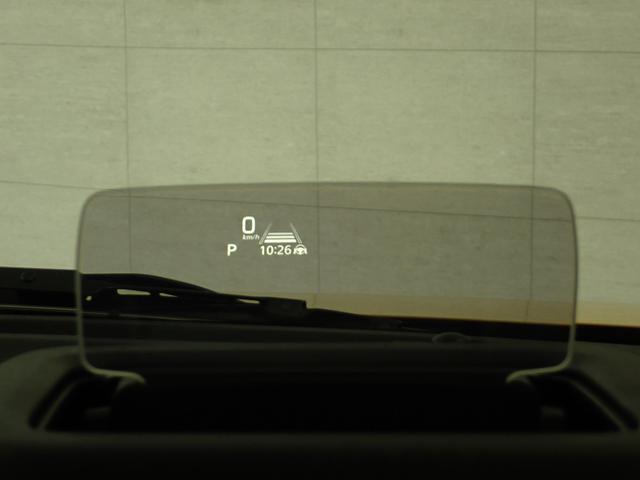 大きな目線移動なく、車速やシフト位置の確認ができる　ヘッドアップディスプレイを装備しています。
