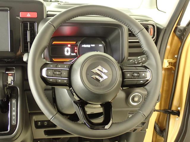 本革巻きのステアリングホイールが　車内に高級感をプラスします。手になじみ、運転しやすいです。