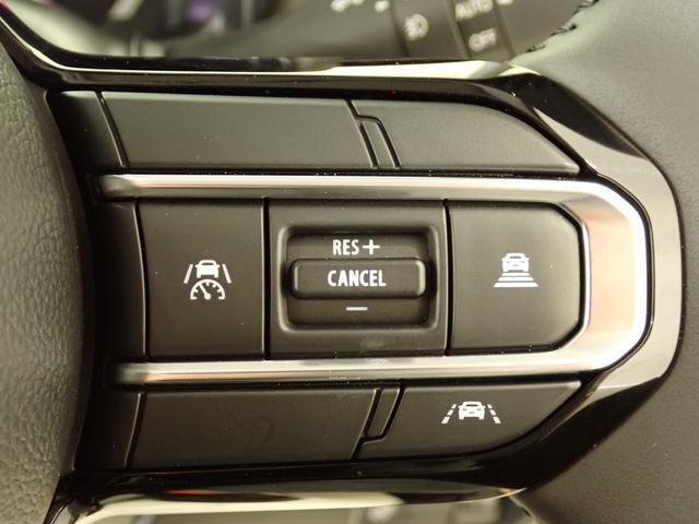 先行車との車間距離を保ちながら加速・減速してくれる「アダプティブクルーズコントロール」を装備しています。ロングドライブに最適ですね！