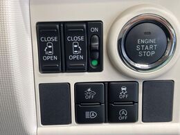 【両側スライドドア】駐車場で隣の車との間隔が狭く乗りにくい時、スライドドアなら安心！ドアオープン時も幅を取らず、開口部が広いので乗り降りがとっても簡単です。大きな荷物の出し入れも後席から可能♪