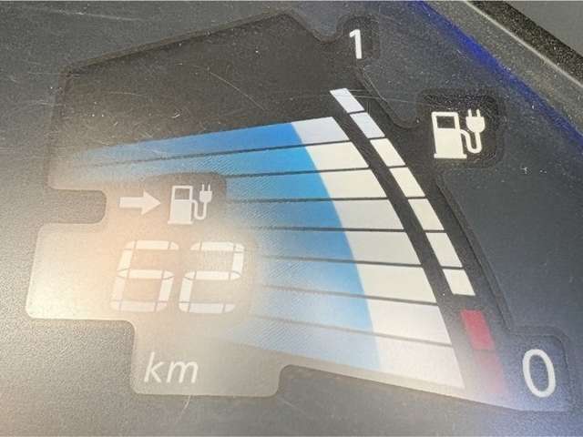 白と青の横長のメモリが充電するまでの表示で、右側の赤と白のメモリが電気の寿命となってます。MAX12セグでこの車は残り9セグとなっております♪