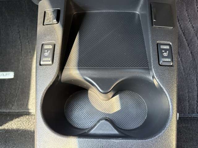 ドリンクホルダーの上左右についているこのスイッチはシートヒーター、シートエアコンとなっております。車内の温度だけでなく、座っている席のシートの温度まで変えられるのはこの車のポイント高すぎますね☆彡