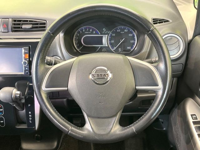 インテリアに合わせたデザインのステアリングは、運転される方のことも考え、運転しやすい形状、大きさです。是非一度、実際に触ってお確かめください。