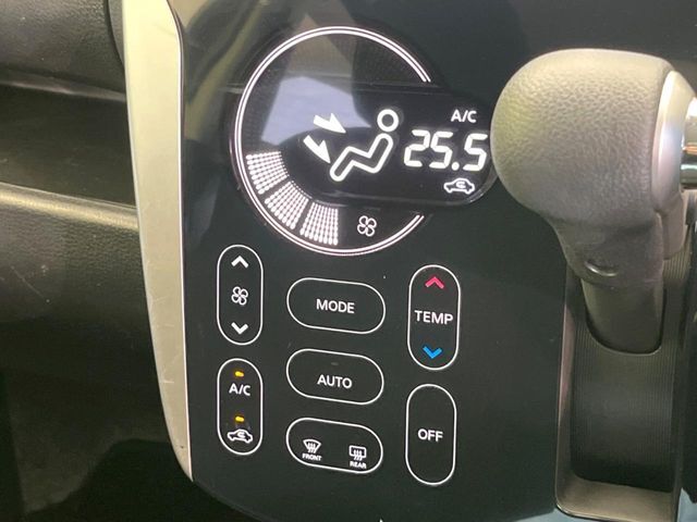 【オートエアコン】一度お好みの温度に設定すれば、車内の温度を検知し風量や温度を自動で調整。暑い…寒い…と何度もスイッチ操作をする必要はありません。快適な車内空間には必須の機能ですね♪