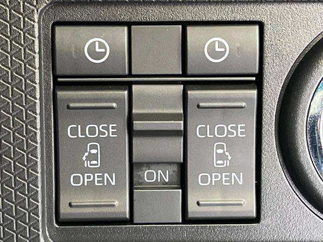 【両側パワースライドドア】スマートキーや運転席のスイッチで後席両側スライドドアの開閉が可能♪電動だから力を入れてドアを開ける必要が無く、小さなお子様でも簡単に開け閉めでき快適です♪