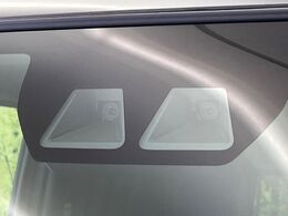 【スマートアシスト】走行中に前方の車両等を認識し、衝突しそうな時は警報とブレーキで衝突回避と被害軽減をアシスト。より安全にドライブをお楽しみいただけます。