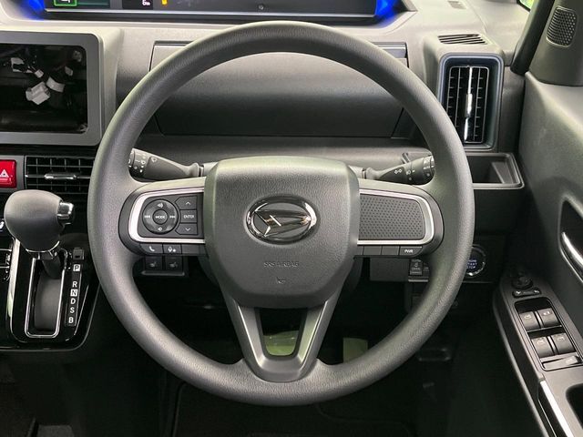インテリアに合わせたデザインのステアリングは、運転される方のことも考え、運転しやすい形状、大きさです。是非一度、実際に触ってお確かめください。