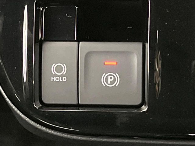 【電動パーキングブレーキ】パーキングブレーキは便利な電動式！ボタン一つで操作でき、アクセルを踏めば自動で解除されます♪レバーやペダルが無いので運転席廻りもすっきりしますね♪