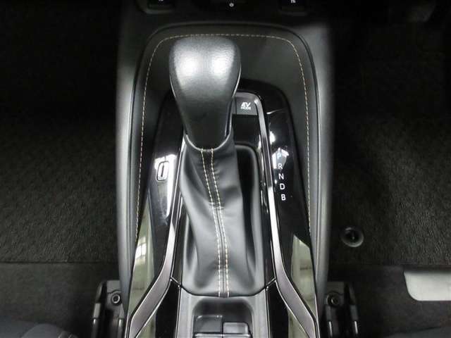 マニュアルシフトにも見えるスポーツテイストのシフトレバーです。