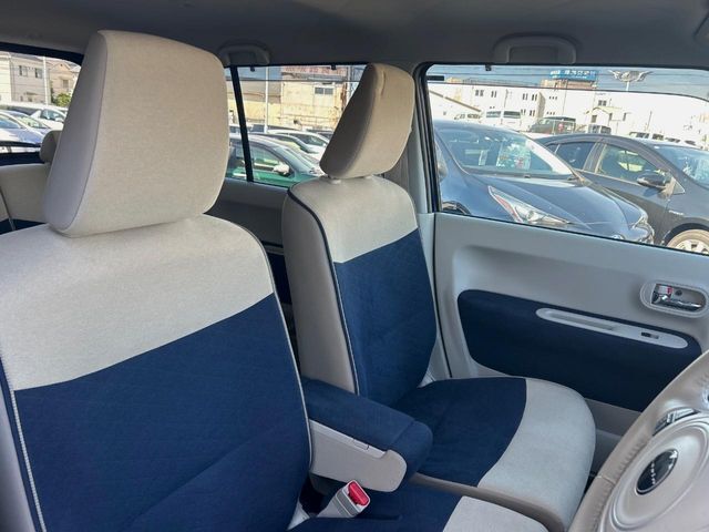 運転席まわりには十分なスペースがあり、大柄な方でもゆったり運転していただける環境です。