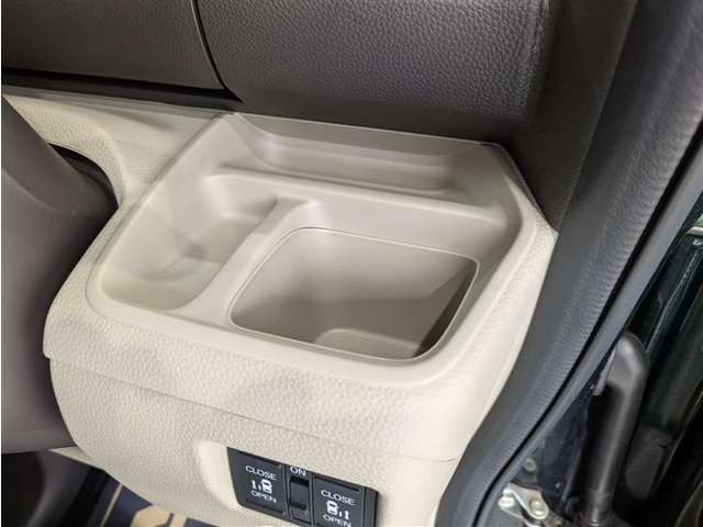 便利なカップホルダーを装備しています。　缶ジュースを開けて運転していると振動で倒れないかヒヤヒヤ、意外と置き場に困るもの。　意外に重要な装備ですね。