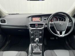 V40　D4　モメンタムが入荷いたしました。人気のディーゼルモデルとなります！追従機能などの安全機能も充実しております♪何標準装備！是非ご覧におこしください♪