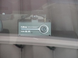 ドライブ中の映像や音声を記録できるドライブレコーダーを装備しています！走行中はもちろん、あおり運転や事故に遭遇した際も安心です♪自分自身やご家族を守るために搭載しておきたい装備です♪